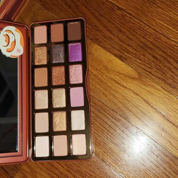 Too Faced Cinnamon Swirl Palette - Picture 1 of 3